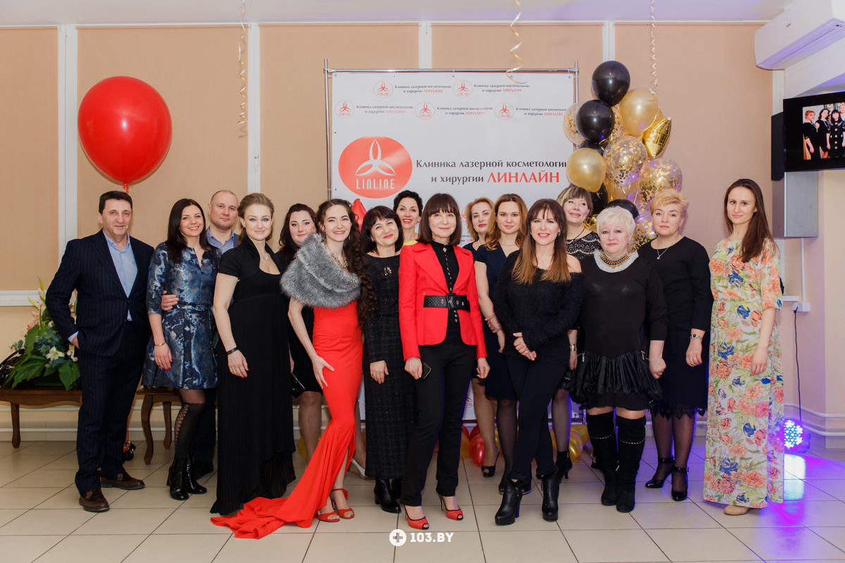 Коллектив клиники LINLINE на праздновании дня рождения: врачи и сотрудники лазерного центра в Минске.