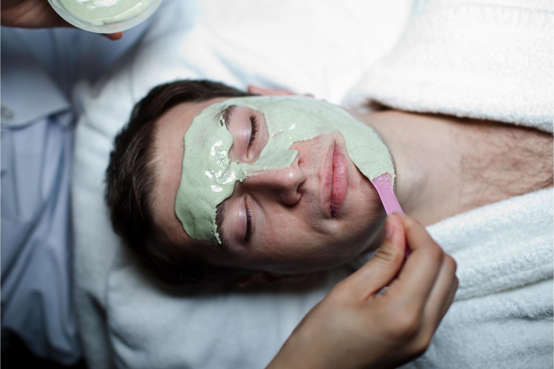 Уходовая косметическая маска для мужчины в клинике ЛинЛайн Минск. Профессиональный уход за кожей лица в мужском косметологическом кабинете.